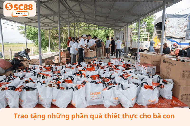 Trao tặng những phần quà thiết thực cho bà con